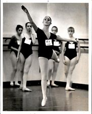 LD252 Original Photo BALLET DANCE INSTRUCTOR LEADING CLASS Graceful Performer picture