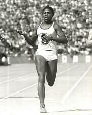 1976 Press Photo Pre Olympic Trials Black British SONIA LANNAMAN Womens 200m kg picture