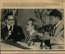 1975 Press Photo Gov. George Wallace applauded before speaking in Atlanta. picture