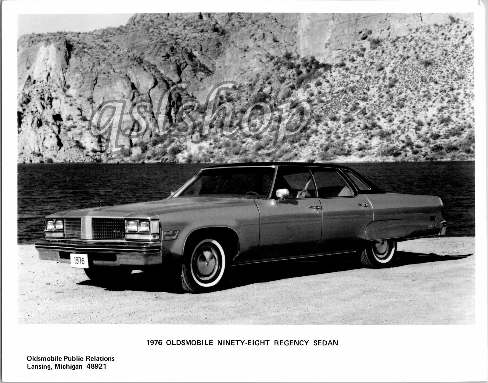 1976 Oldsmobile 98 Ninety Eight Regency Sedan Press Release Photo Classic Car GM