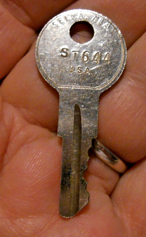 Vintage Old Stant Mfg Co Inc Locking Fuel Gas Cap Bright Finish Key ST644 USA