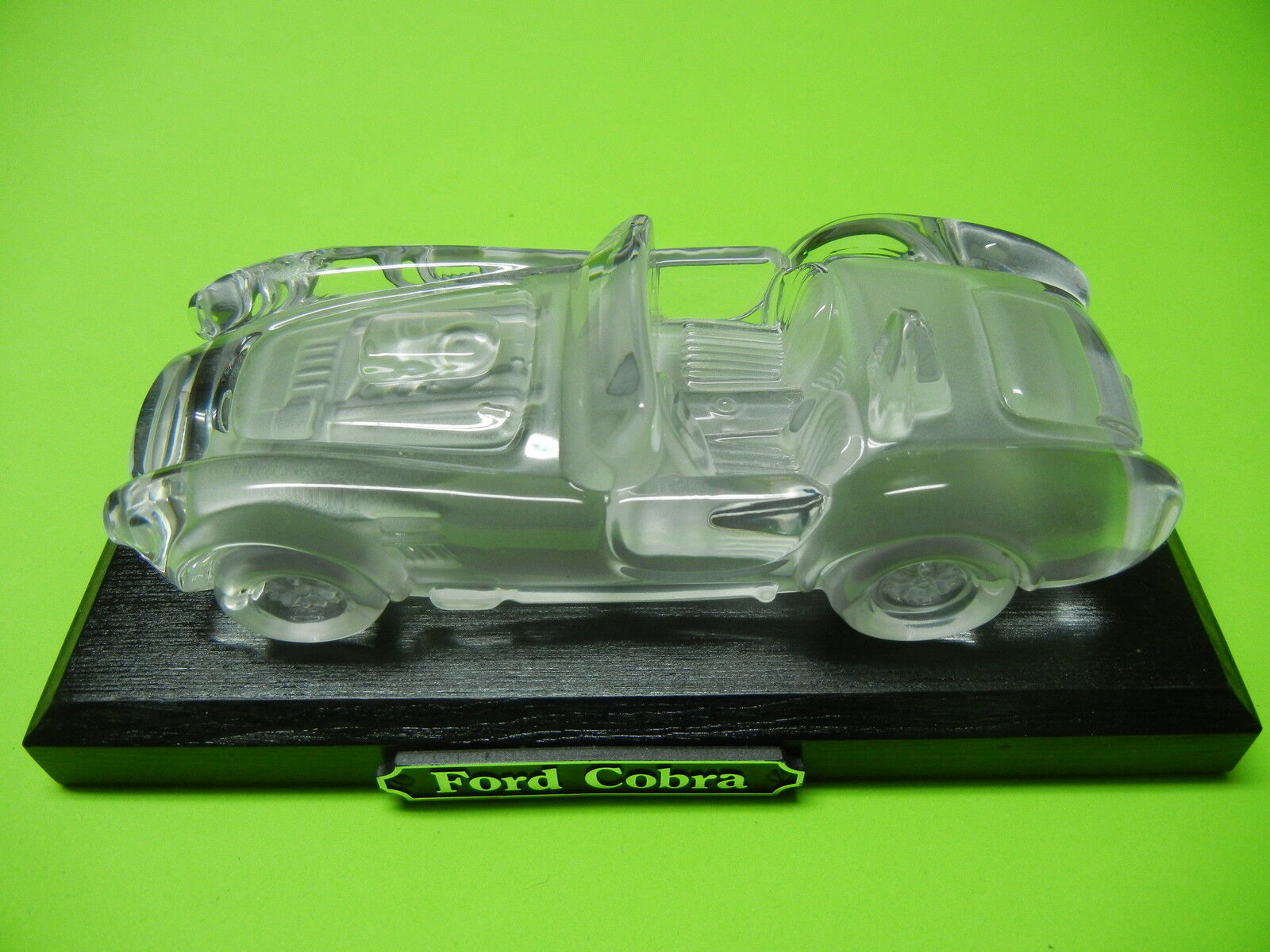 FORD 289 427 COBRA CRYSTAL AUTOMOBILE GLASS CAR PAPER WEIGHT  ( WITH STAND )