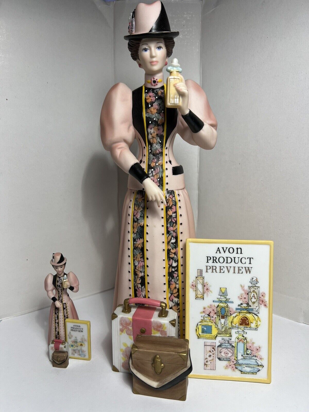 AVON 2004 Mrs. Albee President\'s Club Sales Award Porcelain Figurine 3 Piece