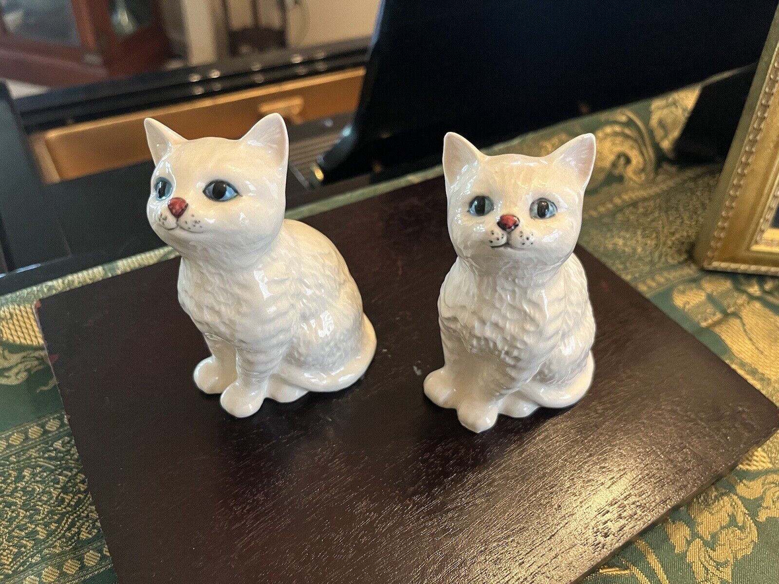 2x Vintage Royal Doulton 4” White Persian Sitting Cat Figurine DA128: EUC