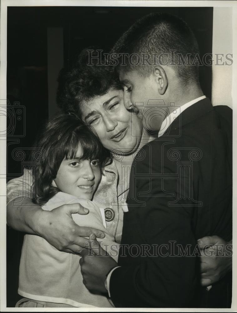 1964 Press Photo New York Mrs Mercedes Blanco & children reunite in NYC