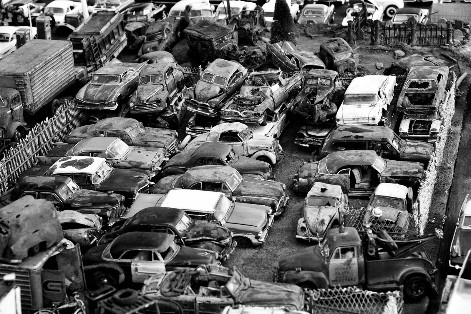 1950s AUTOMOBILE JUNK SALVAGE YARD Photo  (185-J)