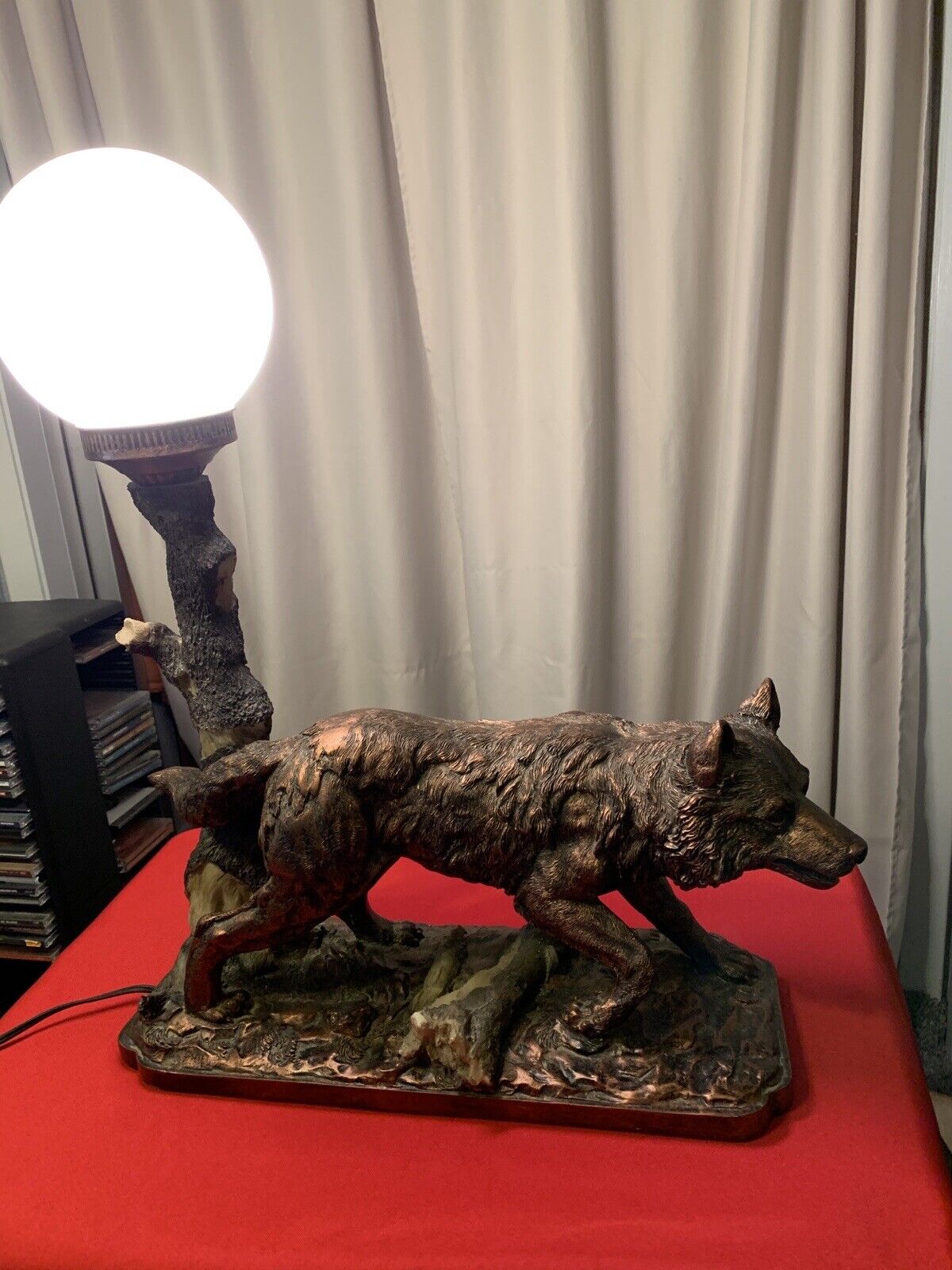 The “Vision”Wolf Table Lamp