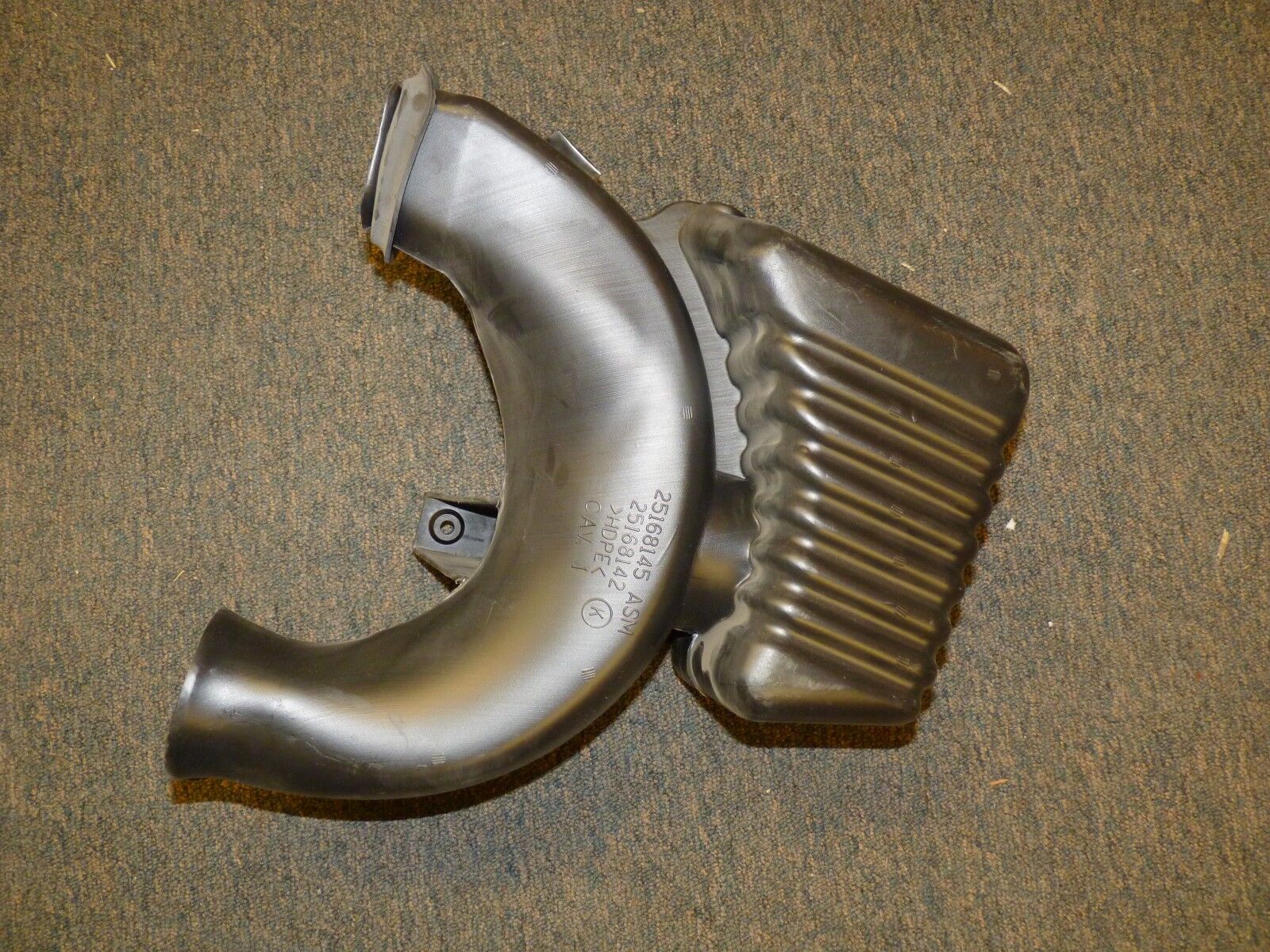 NEW CADILLAC DEVILLE INTAKE DUCT 25168145  ( DN1502 DS266)