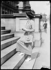 Photo:1910s Woman on Steps Hat Fashion Street Scene picture
