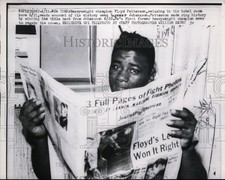 1960 Press Photo Heavyweight boxing champ Floyd Patterson relaxes in hotel room picture