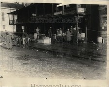 1927 Press Photo Montpelier Vermont Grocery Business Moves to Sidewalk picture