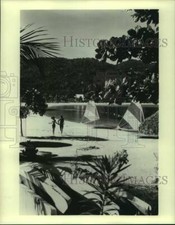1984 Press Photo Tourists admire Jamaica's picturesque view - lrx26122 picture