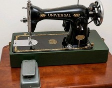 1930s VINTAGE UNIVERSAL DELUXE  SEWING MACHINE MADE IN JAPAN WORKS picture