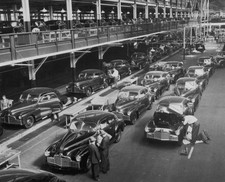Pontiac Torpedo cars near completion production line Pontiac Michi- Old Photo picture