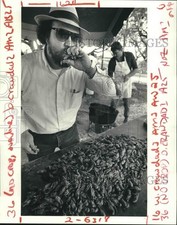 1986 Press Photo Emile Stieffel eats crawfish at Crawfish Festival in Chalmette picture