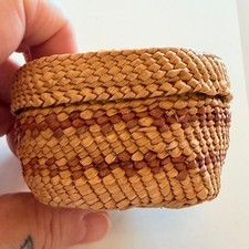 ANTIQUE OLD VINTAGE MAKAH NATIVE AMERICAN INDIAN LIDDED BASKET picture