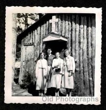 LOG CABIN/CHURCH TOURISTS OLD/VINTAGE PHOTO- B793 picture