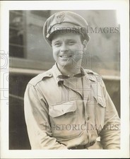 1945 Press Photo NBC's veteran war correspondent Merrill Mueller - kfx60043 picture