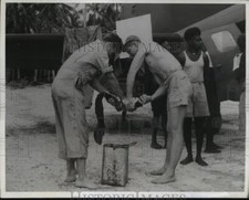 1942 Press Photo U.S.Bomber Crew Performs Laundry Over Washtub in South Pacific picture
