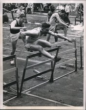 1951 Press Photo Larry Johnson of Army wins 100 Yard Hurdle race at Penn Relays picture