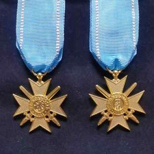 Bulgarian Bravery Medal  Royal Bulgarian 1915 War Cross Bravery Gold medal picture