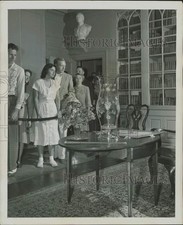 1947 Press Photo Visitors in George Washington's study room at Mansion House picture