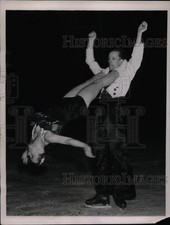 1937 Press Photo Roy Shipstead Bess Ehrhardt Figure Skaters Ice Follies Practice picture