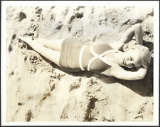 HOLLYWOOD BETTE DAVIS ACTRESS STYLISH POSE SEXY LEGS VINTAGE ORIGINAL PHOTO picture