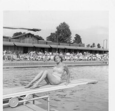 Vintage FOUND PHOTO bw PRETTY MID 20th CENTURY Swimsuit WOMAN 43 LA 81 N picture