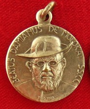 Vintage FATHER DAMIEN Medal BLESSED SAINT SERVANT HUMANITY 1994 MOLOKAI Leprosy picture