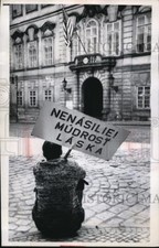 1968 Press Photo Prague Czech Republic, Protestor Outside US Embassy picture