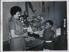 1970 Press Photo Greg Taylor and Mrs.Maurer for Marine Corps's Toys for Tods picture