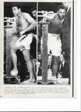 Muhammad Ali Joe Frazier Weigh In 1/28 1974 VINTAGE AP PRESS PHOTO 8X10 New York picture