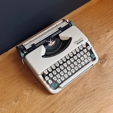 Vintage 1960s Olympia Splendid 66 Portable/Case. Functional. Excellent Cond. picture