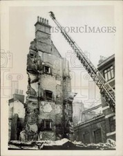 1941 Press Photo Worker prepares to pull down building bombed in World War II picture