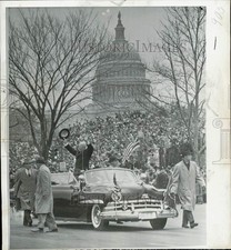 1957 Press Photo President Eisenhower waves to inaugural parade crowd picture