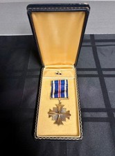 Vintage US Distinguished Flying Cross Medal Set Cased Unnamed DFC Post-WWII picture