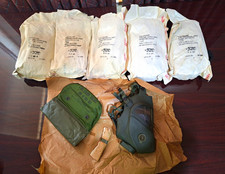 MINT UNISSUED Vietnam War XM28E4 Gas Mask, Sealed Original 1969 Pack, Size Med. picture