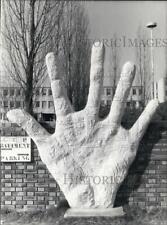 1984 Press Photo Modern Sculpture Large Hand in New Town Evry Essonne Region picture