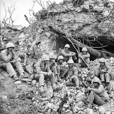 WWII Photo US Marines on Iwo Jima March 1945  USMC World War Two WW2 / 1874 picture