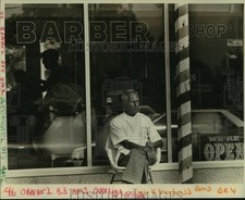 1987 Press Photo Barber/owner Lewis DeSalvo waits for patrons in his Cleary shop picture