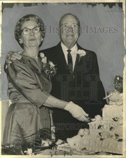 1962 Press Photo Mr. and Mrs. Charles Holmes Sr. cut their 50th wedding cake picture