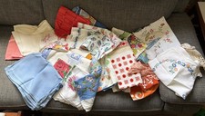 Vintage job lot of 25 pieces of tablecloths, place mats & tray cloths free P&P picture