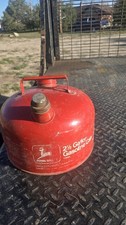VINTAGE 2.5 GALLON RED METAL JOHN DEERE GAS CAN   TY5025 USA 🇺🇸 picture
