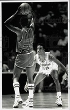 1989 Press Photo Hornet Andre Turner defends against Bullets' Steve Colter picture