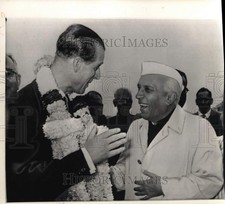 1959 Press Photo India's Prime Minister Nehru welcomes Prince Philip-New Delhi picture