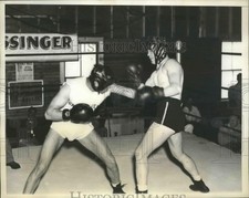 1935 Press Photo Barney ross spars withPhil Rafferty training for Jimmy McLarnin picture