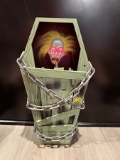 Gemmy Halloween Cursed Coffin Screaming Pop-up Moving Zombie 18