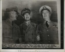 1950 Press Photo Gen. MacArthur greets Generals Collins & Sherman in Tokyo picture