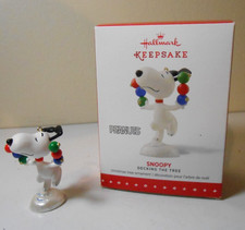 2015 Hallmark Ornament Peanuts Gang Snoopy Decking the Tree picture